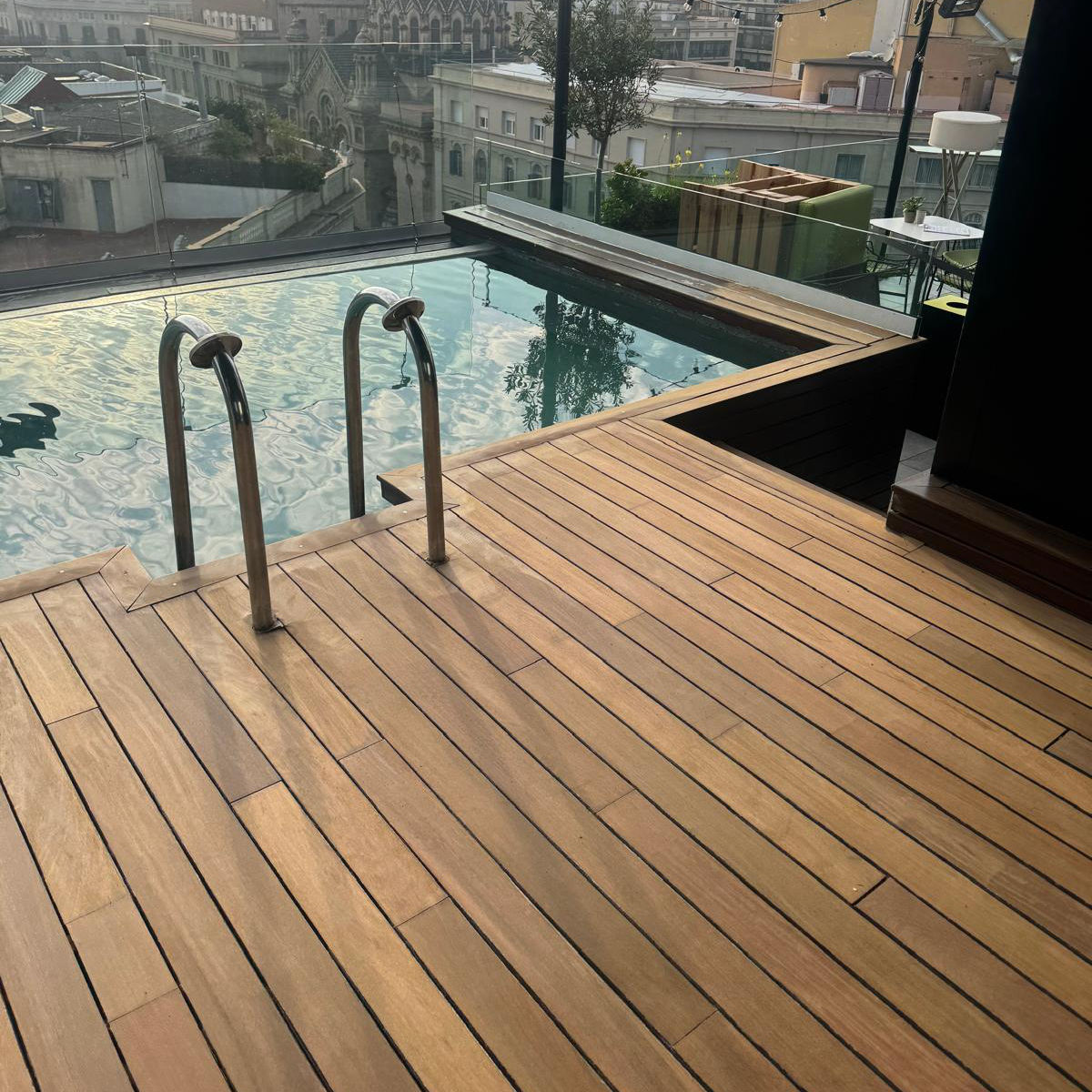 Instalación Tarima en Hotel